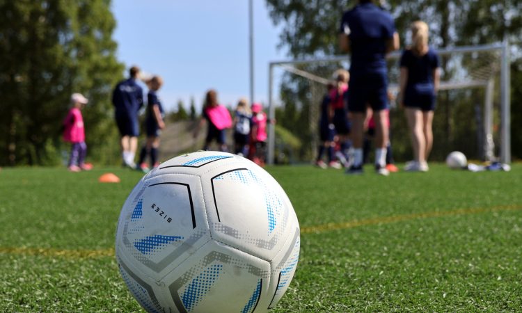 Boll framför suddig bakgrund fotbollsskola